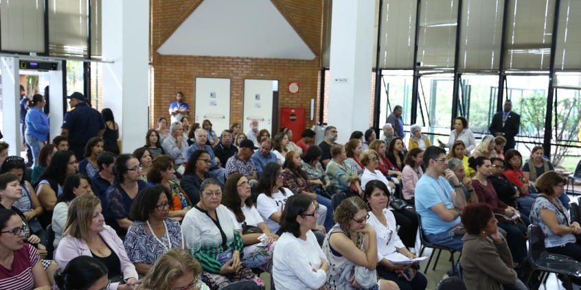 Dezenas de professoras aposentadas acompanham audiência no hall