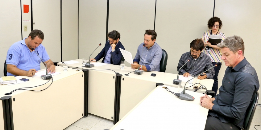 Vereadores em reunião na Comissão de Meio Ambiente e Política Urbana