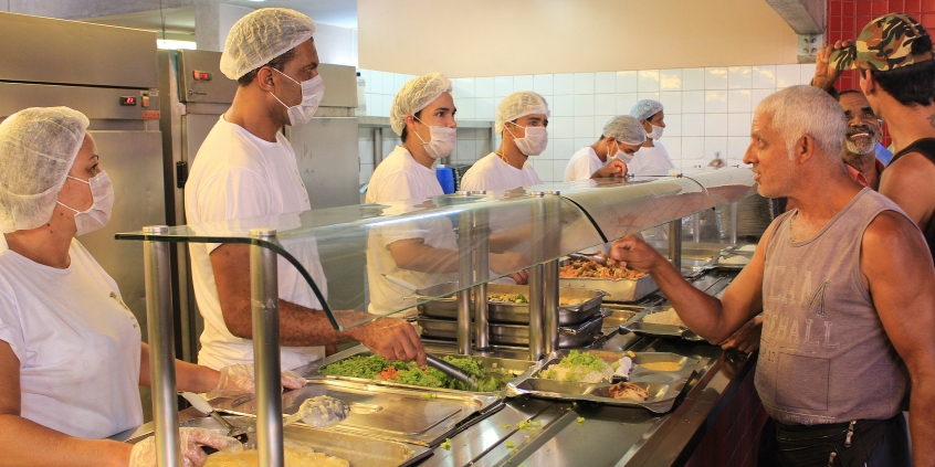 Usuários sendo servidos em unidade do Restaurante Popular
