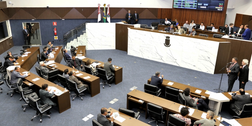 Vereadores em reunião plenária na Câmara de BH
