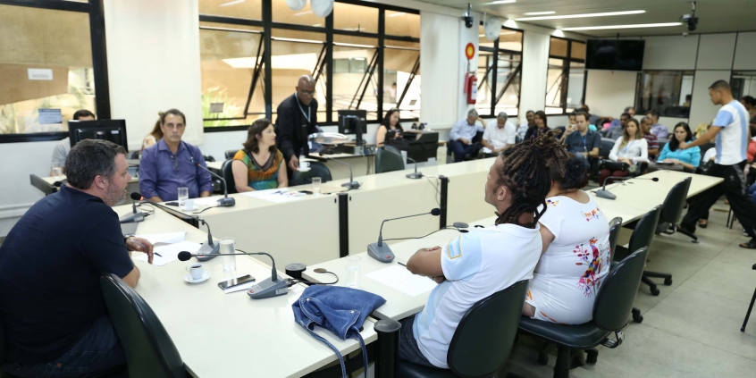 Vereador e convidados compõem mesa de reunião