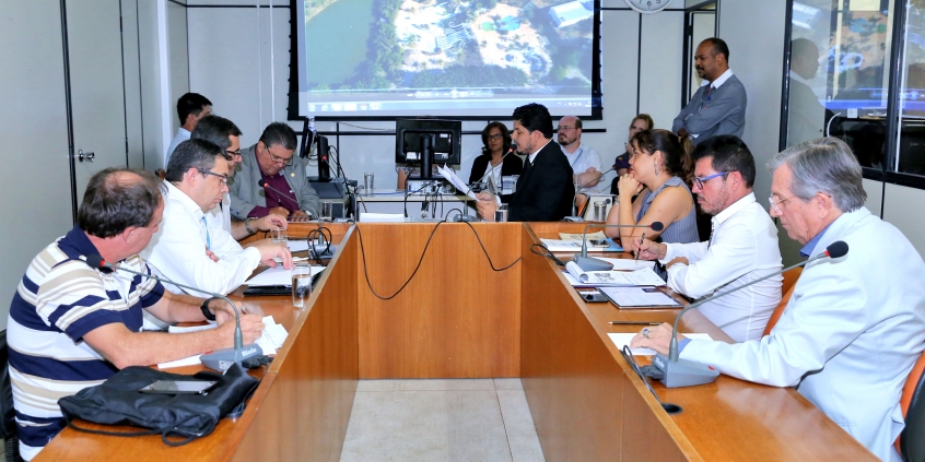 Vereadores e convidados sentados na mesa de debates que tratou da revitalização do Lagoa Acqua Park, também conhecido com Clube do Servidor