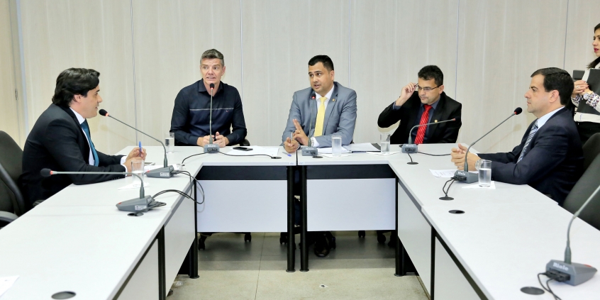Vereadores em reunião da Comissão Especial - Fechamento de Companhias da PM