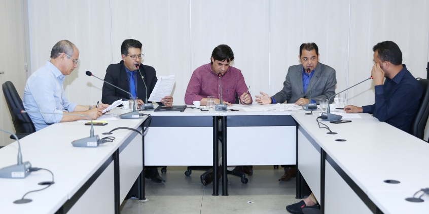 Vereadores em reunião da Comissão de Desenvolvimento Econômico, Transporte e Sistema Viário