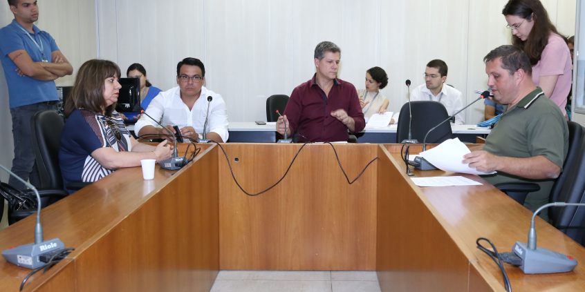 Vereadores em reunião da Comissão de Orçamento e Finanças