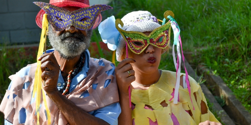 Foliões fantasiados, em desfile do bloco dos usuários dos serviço de saúde mental do Cersam Barreiro