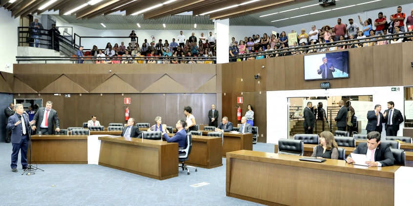Vista panorâmica do plenário. Léo Burguês ao microfone e galeria repleta de servidores manifestantes