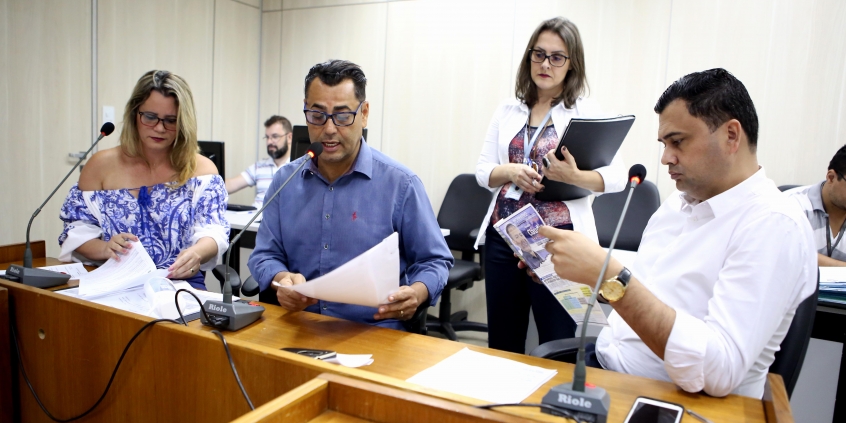 Vereadores Autair Gomes, Nely e Irlan Melo, membros da Comissão de Legislação e Justiça, na reunião desta terça-feira (14/11)