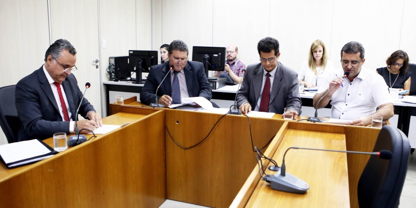 parlamentares compõem mesa de reunião