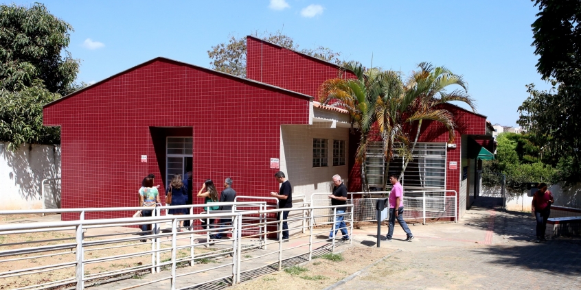 Fachada do Centro de Saúde Trevo. Prédio vermelho.