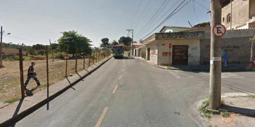 Esquina entre duas ruas, com residências em uma margem e terreno ocioso na outra