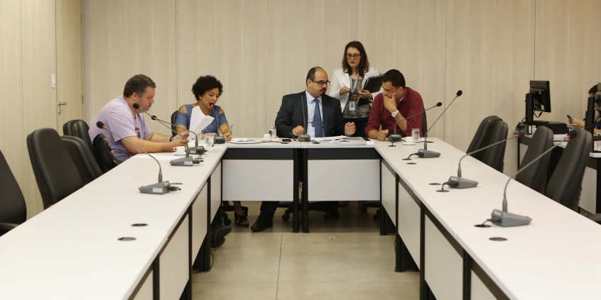 Vereadores em reunião da Comissão de Direitos Humanos e Defesa do Consumidor