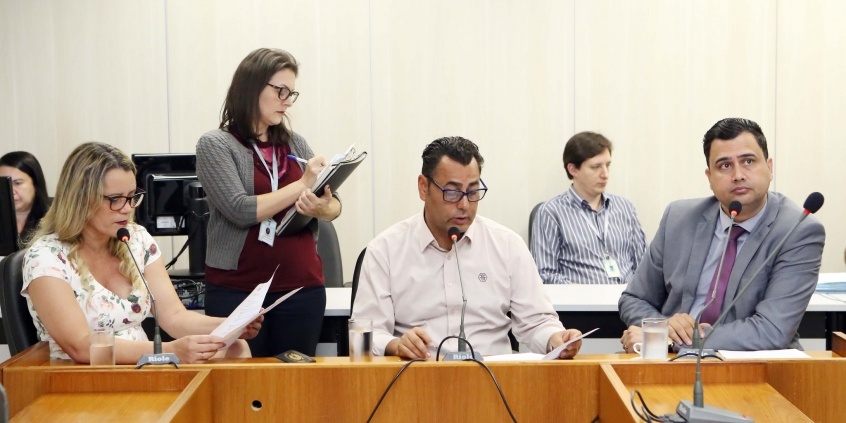 Parlamentares compõem mesa de reunião