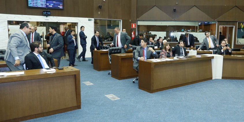 Vereadores em reunião plenária na Câmara de BH