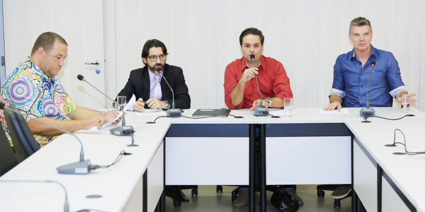 Vereadores em reunião da Comissão de Meio Ambiente e Política Urbana 
