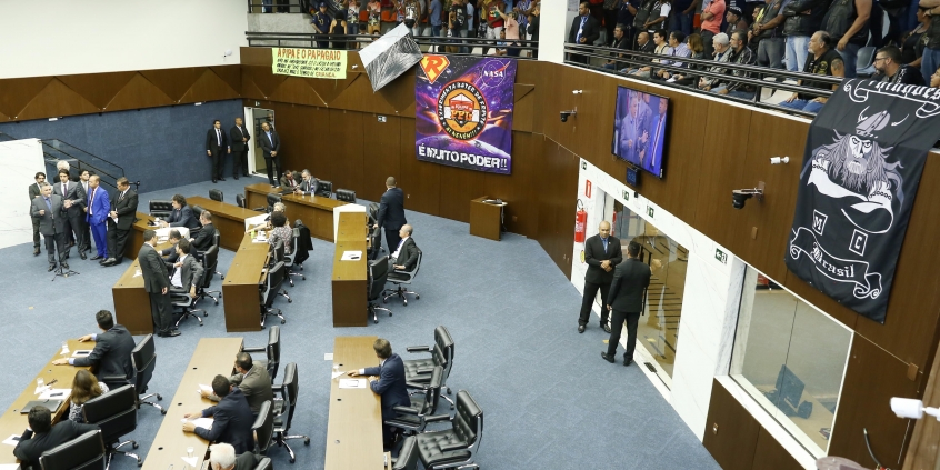vista superior do Plenário Amynthas de Barros. Manifestantes ocupam a galeria