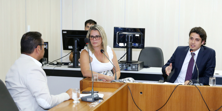 Vereadores em reunião da Comissão de Legislação e Justiça