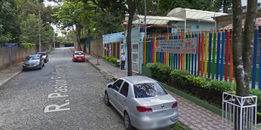 Rua Pastor Rui Franco, em frente ao Colégio Franciscano Coração de Maria, no Bairro São João Batista