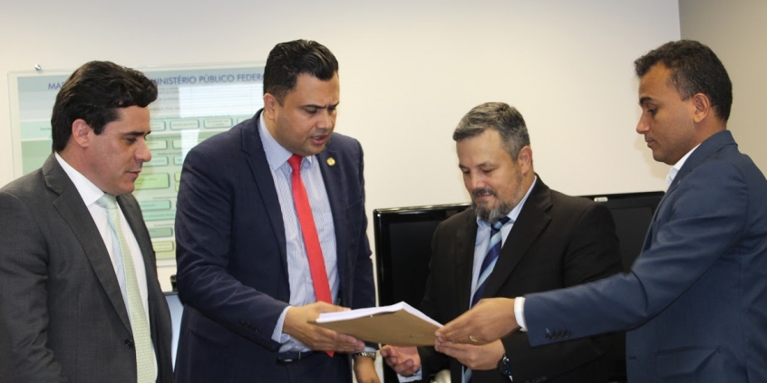 Vereadores Irlan Melo, Wesley Autoescola e Carlos Henrique entregam relatório final da Comissão Especial de Estudo - Anel Rodoviário ao procurador do Ministério Público Federal, Élder Magno