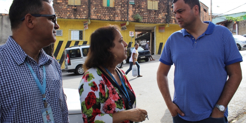 Vereador Irlan Melo e Vera Fonseca, gerente do Centro de Saúde Vila Leonina, em visita técnica ao local