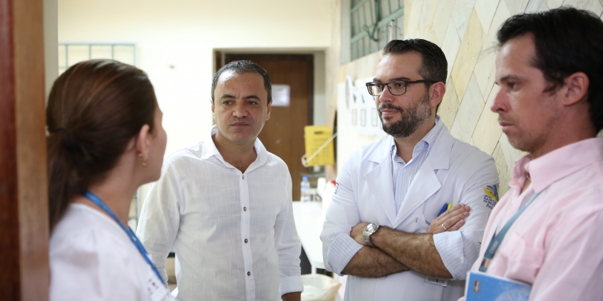 Vereador conversa com profissionais e conselheiros na Upa Nordeste