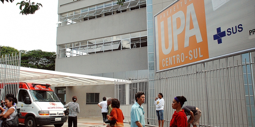 Fachada da UPA Centro-Sul com placa indicativa e usuários circulando nas proximidades