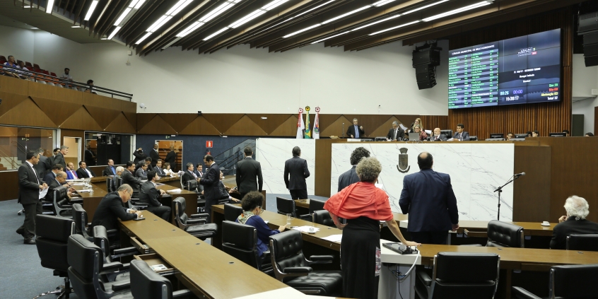 parlamentares ocupam seus lugares durante reunião