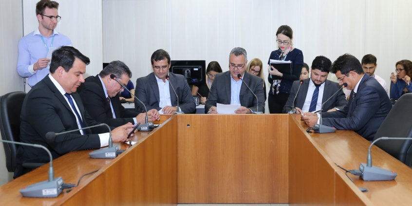 parlamentares compõem mesa de reunião