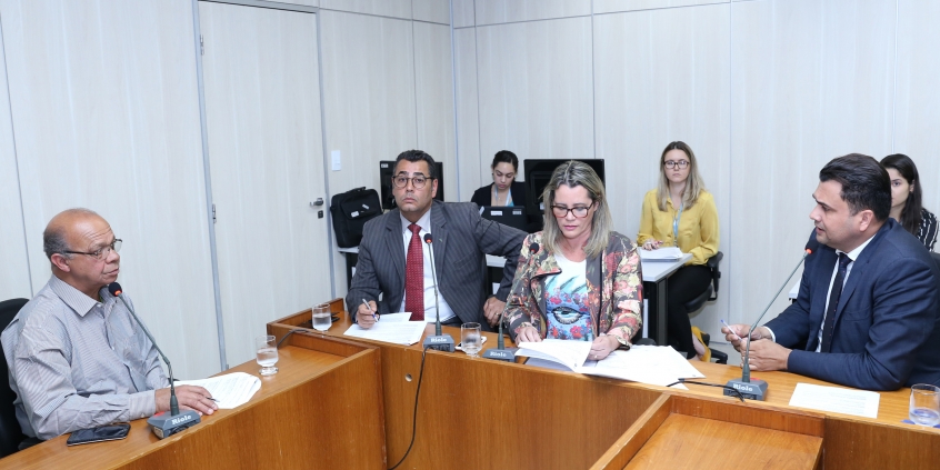 parlamentares compõem mesa de reunião