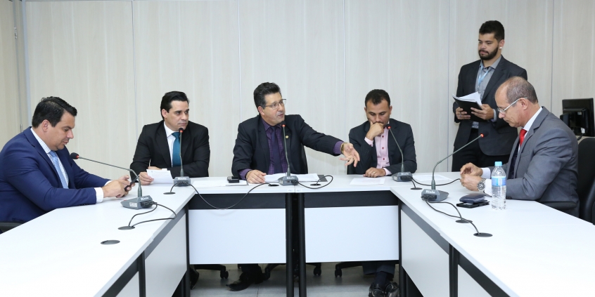 Vereadores em reunião da Comissão de Desenvolvimento Econômico, Transporte e Sistema Viário