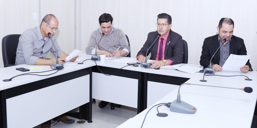 Vereadores em reunião no Plenário Helvécio Arantes
