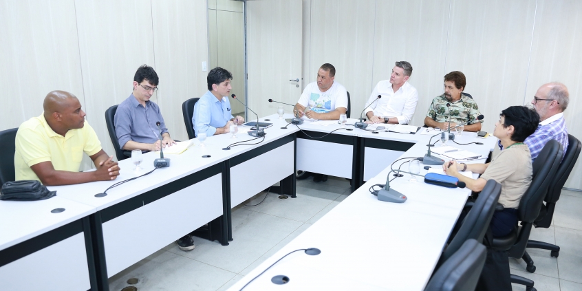 parlamentares e convidados compõem mesa de reunião