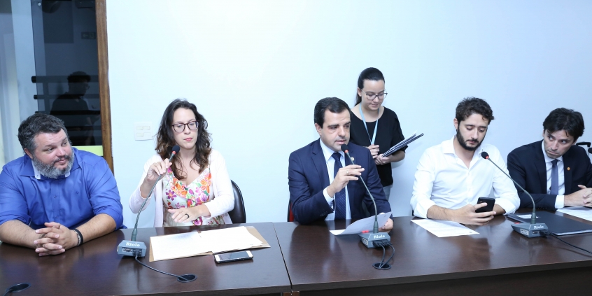 parlamentares compõem mesa de reunião