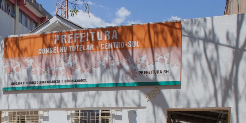 Fachada e placa da sede do Conselho Tutelar Centro Sul