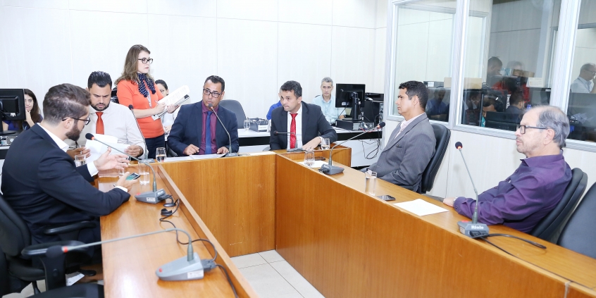 Parlamentares compõem mesa de reunião