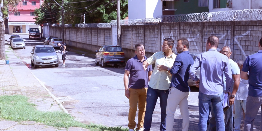 Moradores, vereador e gestores municipais em visita à Rua Professor José Henriques
