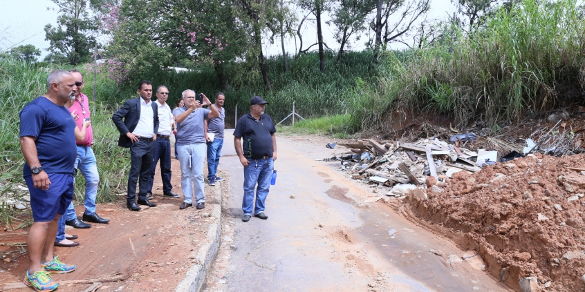 Vereador Wesley Autoescola e representantes da SLU, Regional Noroeste, BHTrans e Secretaria Municipal de Obras e Infraestrutura, em visita técnica a via do Bairro Califórnia