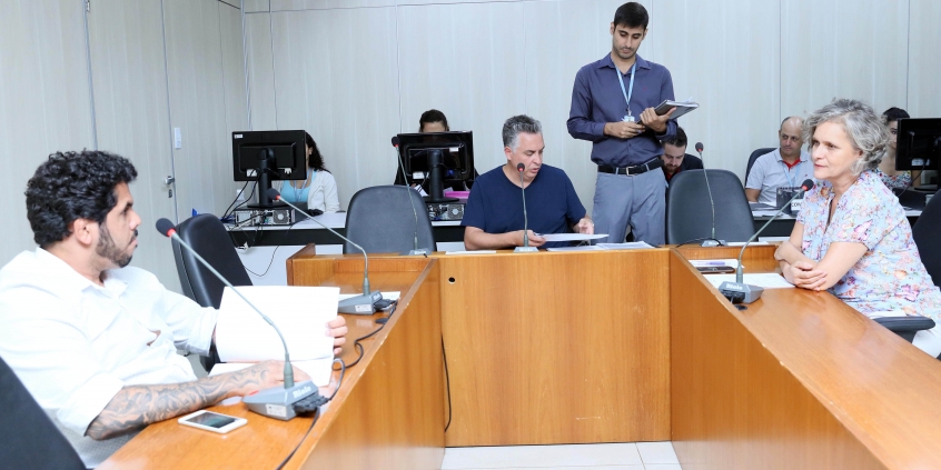 Parlamentares compõem mesa de reunião