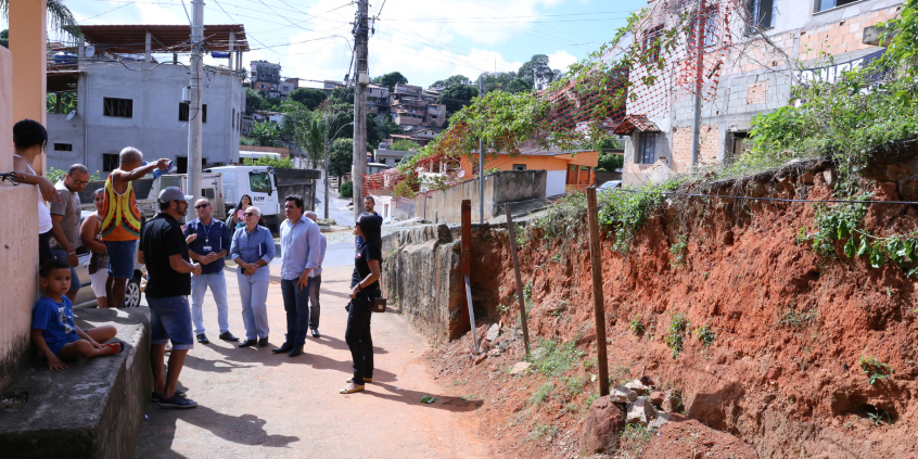 Vereador Carlos Henrique e representantes da Regional Noroeste, Sudecap, BHTrans e moradores, em visita técnica à Rua Flor de Uva, Bairro Jardim Filadélfia