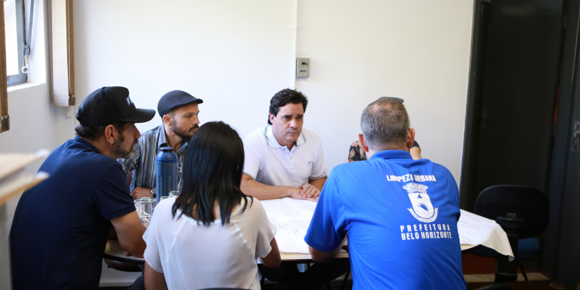 vereador e convidados sentados em reunião em mesa redonda