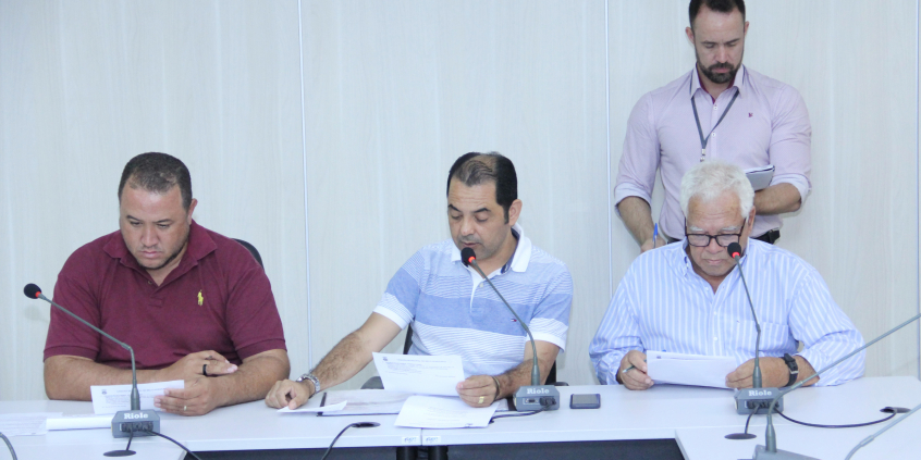 Vereadores Edmar Branco, Élvis Côrtes e Flávio dos Santos, em reunião da Comissão Meio Ambiente e Política Urbana, nesta segunda-feira (27/5)