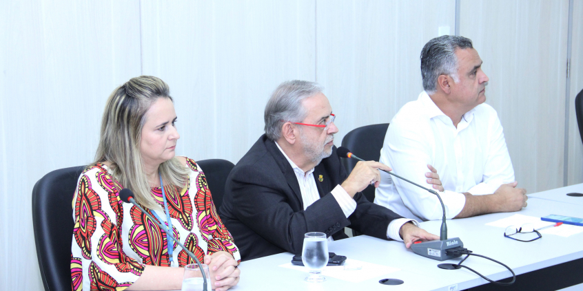 gestores municipais e vereador compõem mesa de reunião