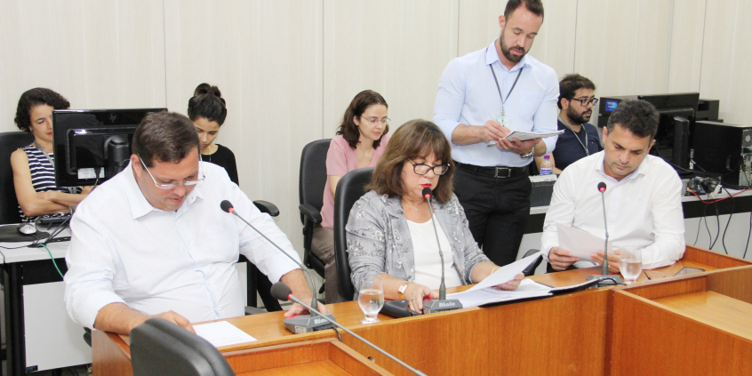Parlamentares compõem mesa de reunião