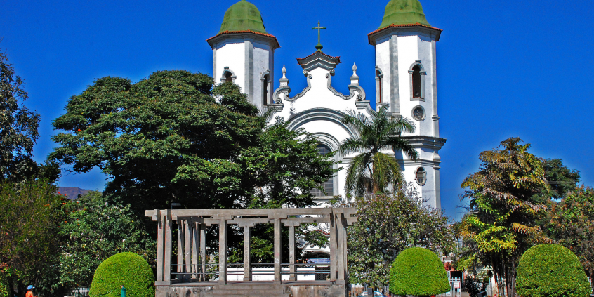 Vista da Praça Duque de Caxias, no Bairro Santa Tereza, com Igreja Matriz Paróquia de Santa Tereza e Santa Teresinha ao fundo