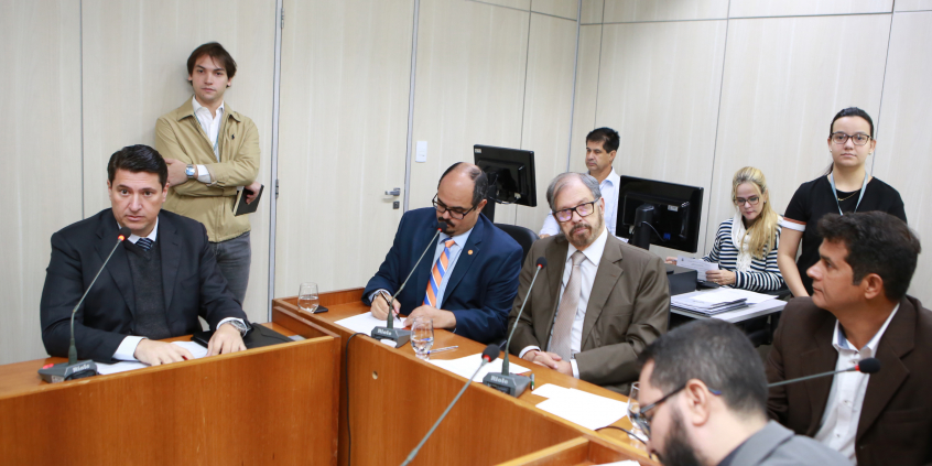 Vereadores Mateus Simões, Coronel Piccinini e Reinaldo Gomes, Mariel Marley Marra (denunciante), Vicente Resende Salgueiro Júnior (advogado de defesa), em reunião da Comissão Processante, nesta quinta-feira (6/6)