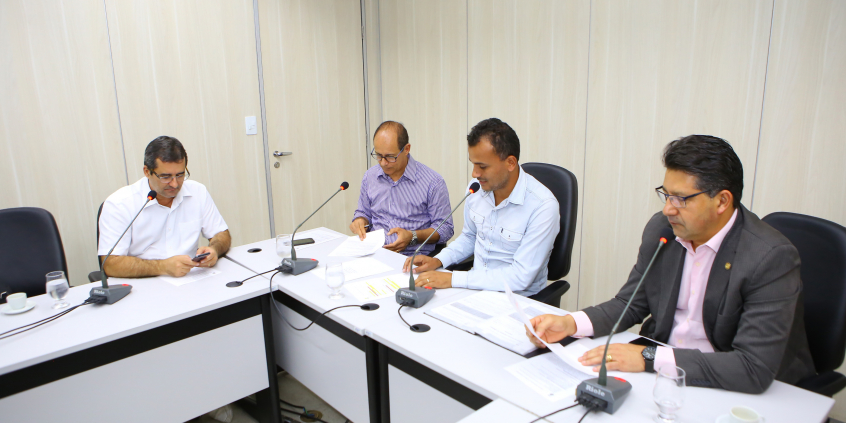 Quatro integrantes da comissão estão sentados à Mesa, apreciando as proposições em pautada reunião.