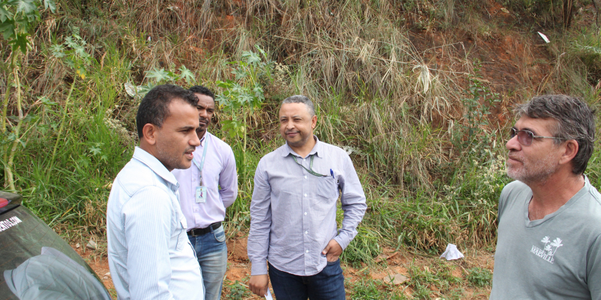 Vereador Wesley Autoescola e representantes da SLU, em visita técnica da Comissão de Saúde e Saneamento à  Rua Pintor José Batista, Conjunto Águas Claras, Região do Barreiro