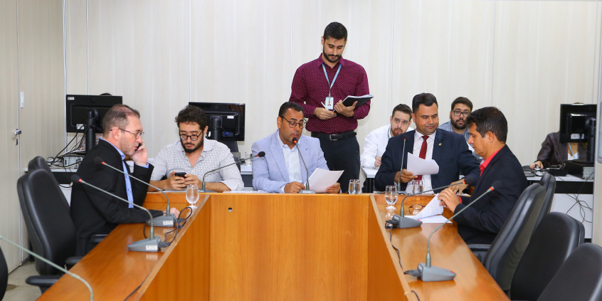 Parlamentares compõem mesa de reunião