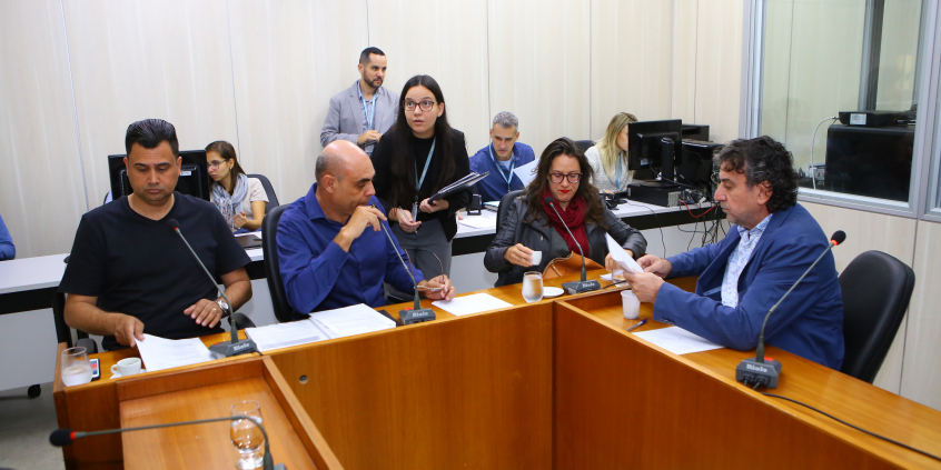 quatro vereadores integrantes da comissão de direitos humanos estão sentados à Mesa apreciando a pauta da reunião