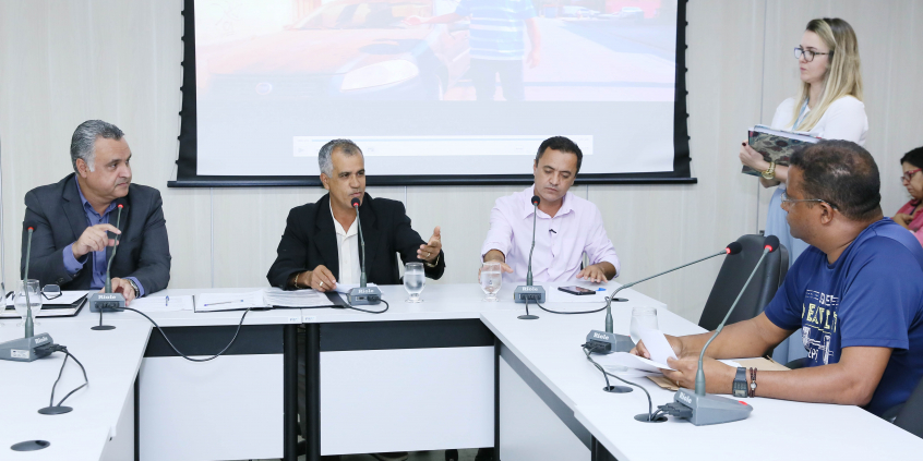 Os vereadores Fernando Borja, Catatau do Povo e Hélio da Farmácia ouvem relato de Ronaldo Soares, morador do bairro Milionários